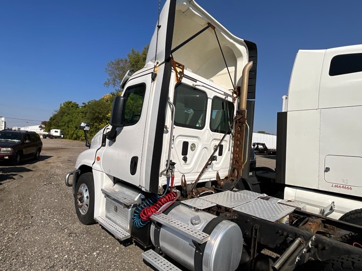 2016-freightliner-ca125-day-cab-image-13