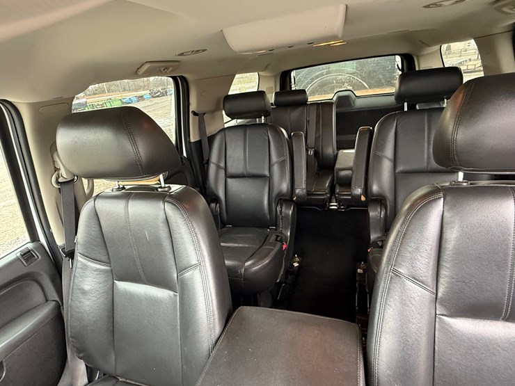 2012-chevrolet-suburban-image-36