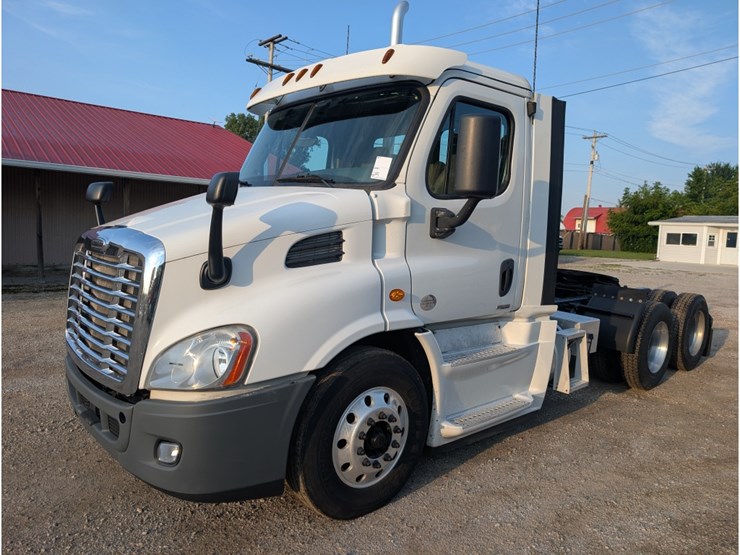 2016-freightliner-ca113-day-cab-image-1