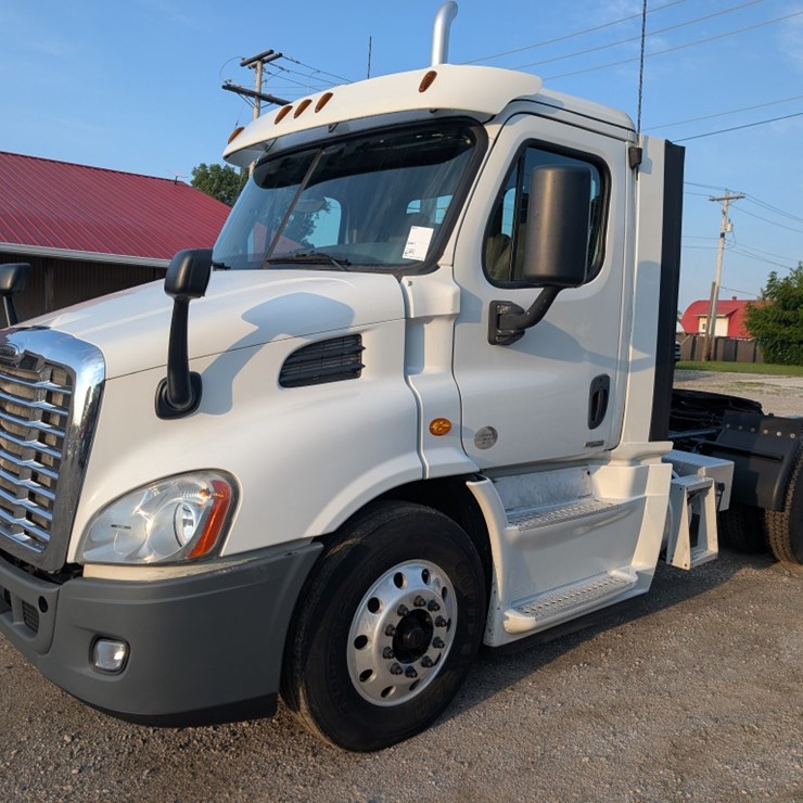 2016 Freightliner CA113 Day Cab