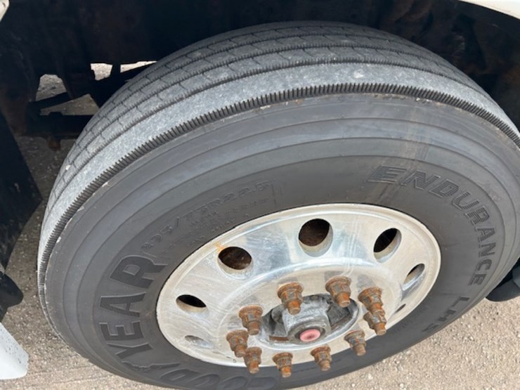 2016-freightliner-ca125-day-cab-image-14