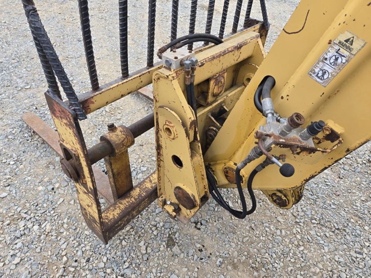 caterpillar-th83-image-12