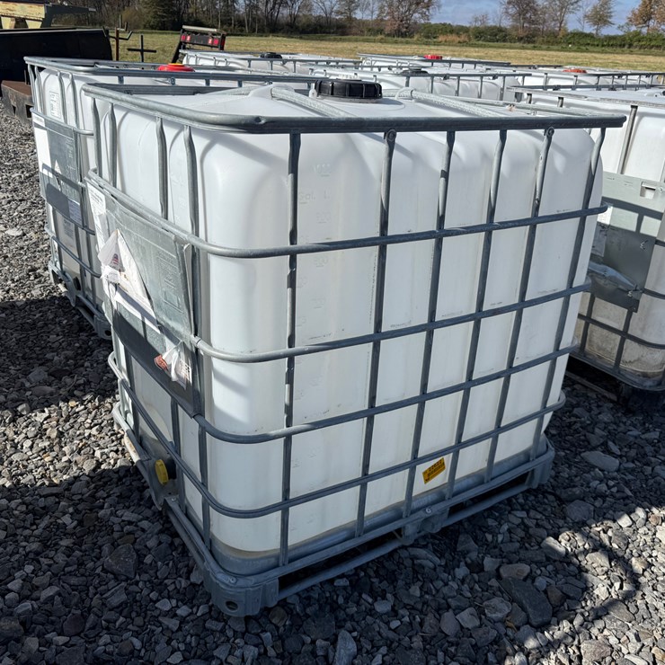 #22622 • 1000 Gallon Poly Tank w/ Cage