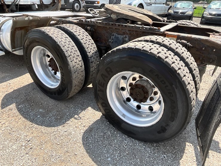 2016-freightliner-ca125-day-cab-image-15