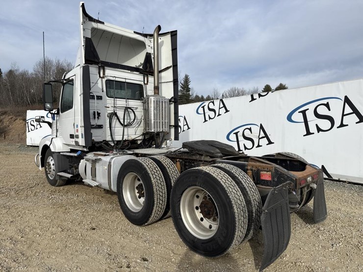 2011-volvo-10-image-3