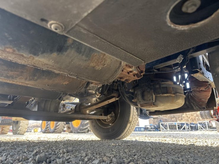 2011-volvo-10-image-42