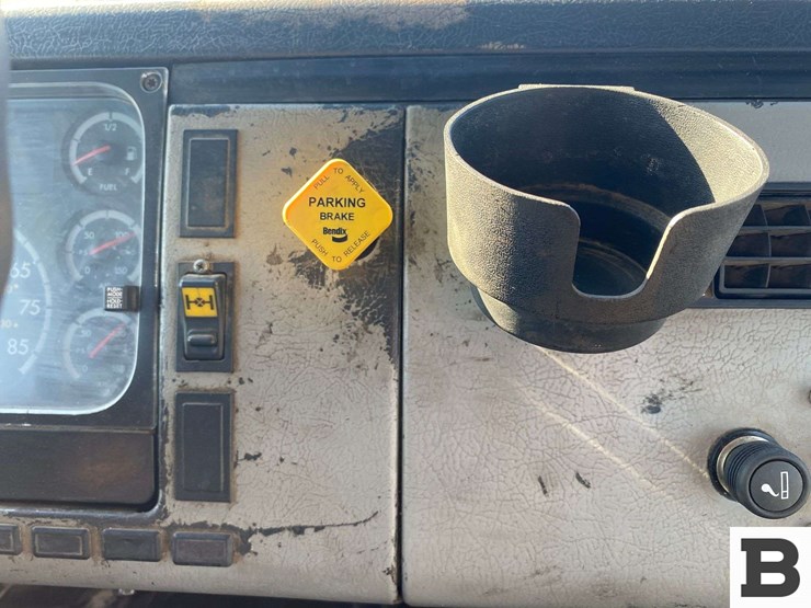 2002-freightliner-fl70-image-51