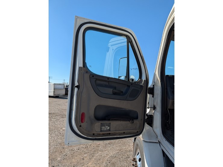 2013-freightliner-columbia-day-cab-image-19