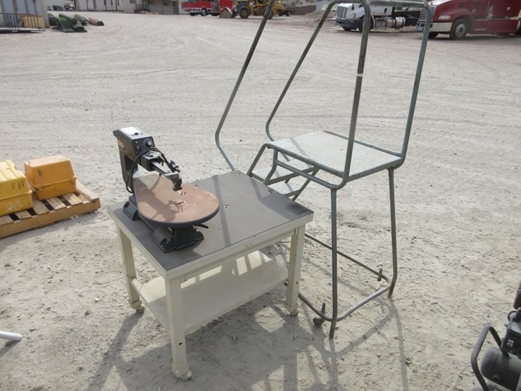 lot-of-metal-portable-4-step-ladder-w/guard-rail,-image-2