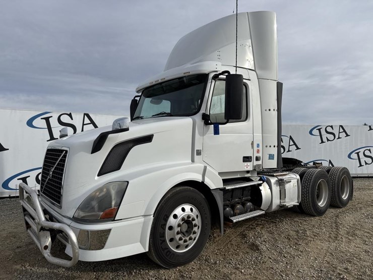 2011-volvo-10-image-1