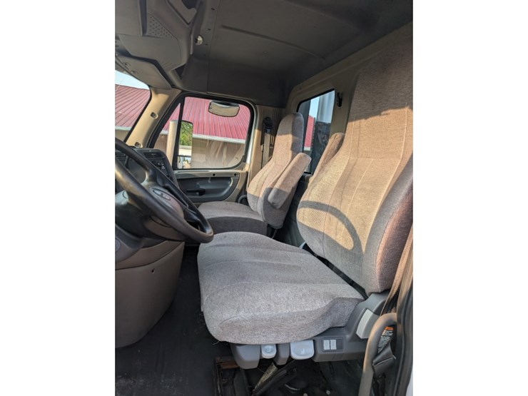 2016-freightliner-ca113-day-cab-image-19