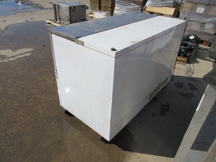 beverage-air-58"x30.5"x38"-commercial-refrigerator-image-2