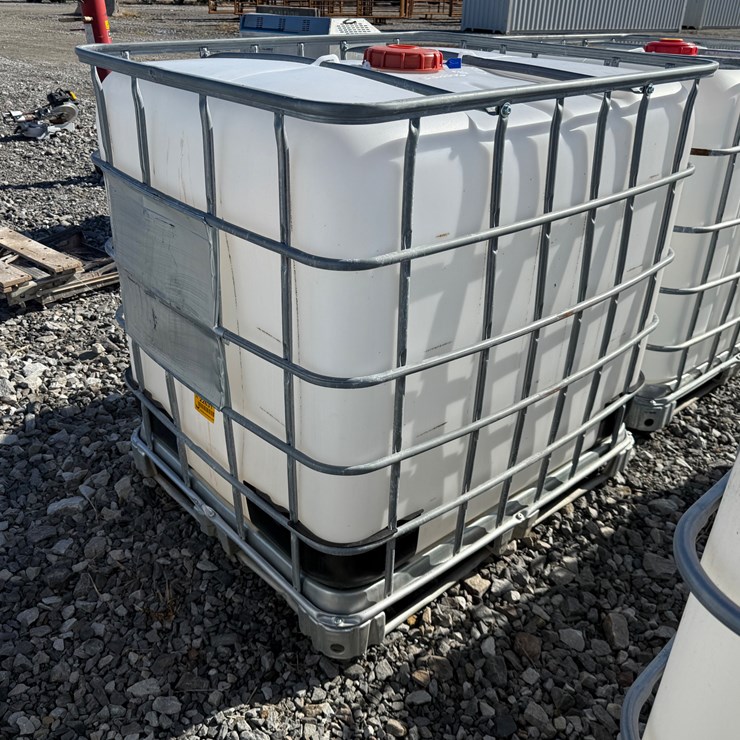 #22631 • 1000 Gallon Poly Tank w/ Cage