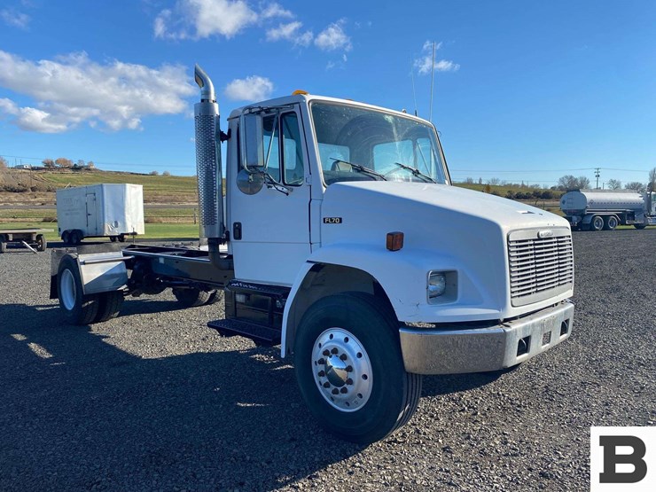 2002-freightliner-fl70-image-8