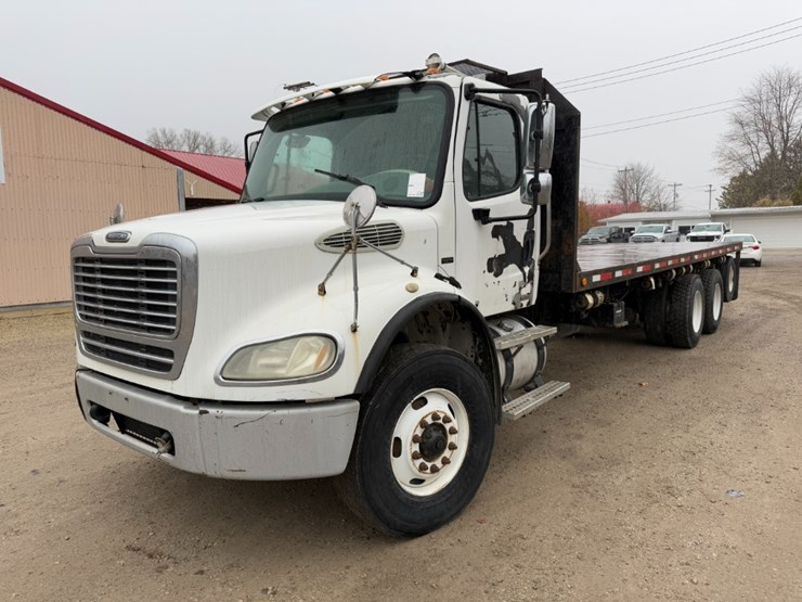 2006-freightliner-m2112-flatbed-image-2