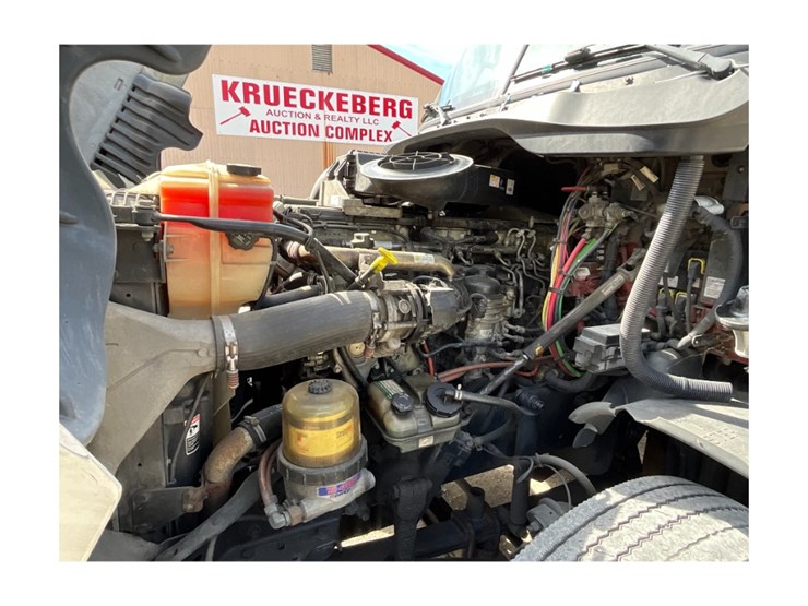 2014-freightliner-ca125-day-cab-image-19