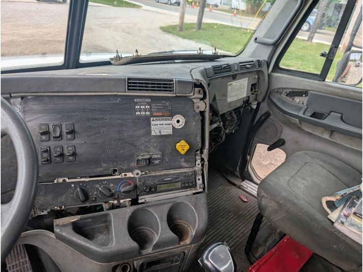 2005-freightliner-columbia-flatbed-w/-moffett-hookup-image-25