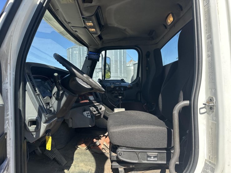 2013-freightliner-m2-106-image-34