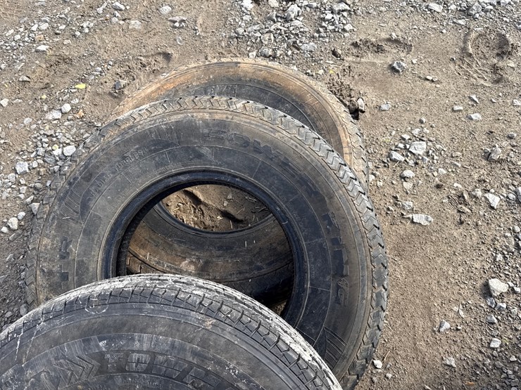 #22651-•-lot-of-(3)-st235/86r16-tires-&-(1)-rim-image-6