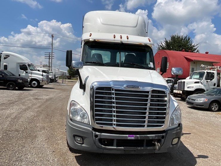 2016-freightliner-ca125-day-cab-image-4