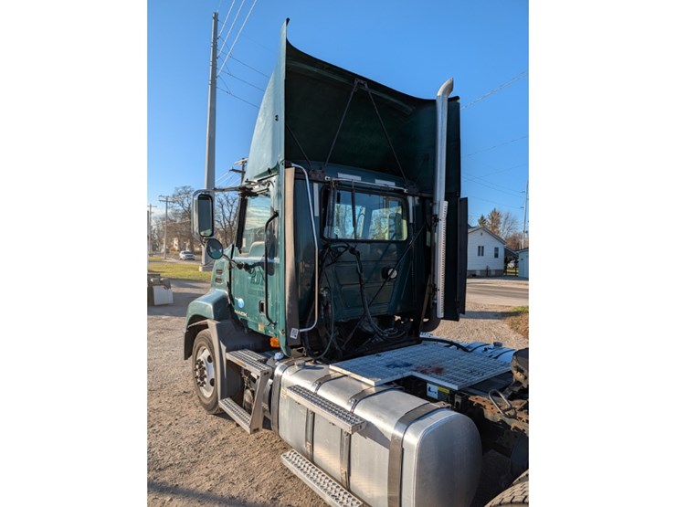 2013-mack-cxu612-day-cab-image-11