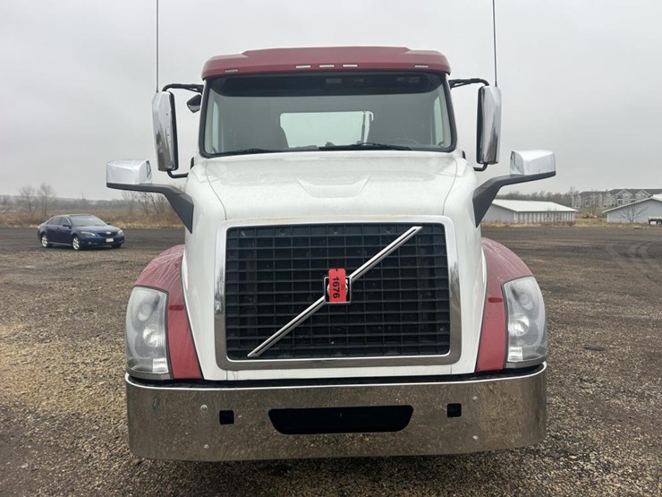 #1676-•-2015-volvo-vnl-day-cab-truck-tractor-image-8