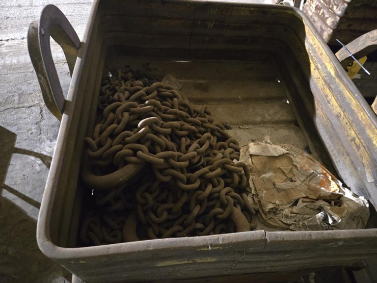 #3416-•-(3)-steel-crates-w/-heavy-duty-chains-image-5