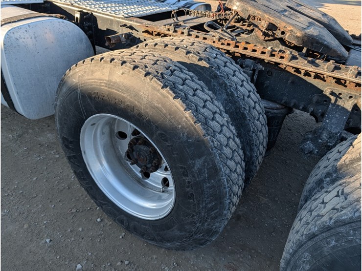 2014-volvo-vnl-day-cab-image-13