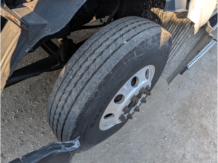 2014-volvo-vnl-day-cab-image-17