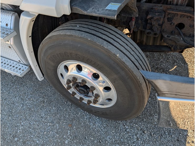 2013-freightliner-columbia-day-cab-image-15