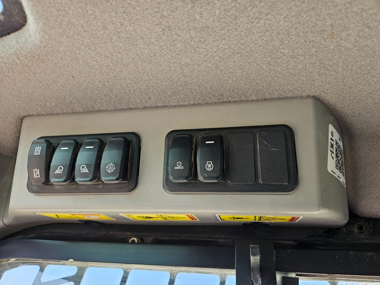 2023-caterpillar-299d3-image-55