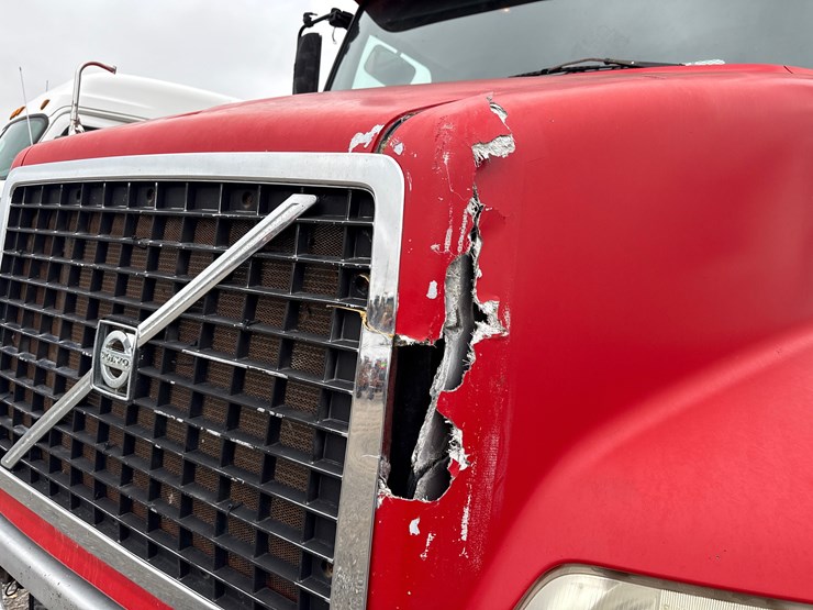 2011-volvo-10-image-32