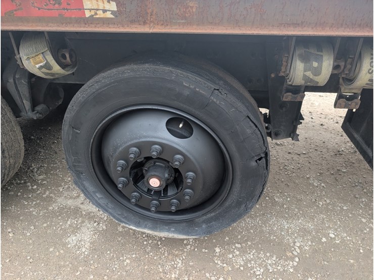 2005-freightliner-columbia-flatbed-w/-moffett-hookup-image-7