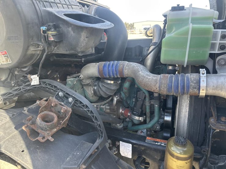 2011-volvo-10-image-36