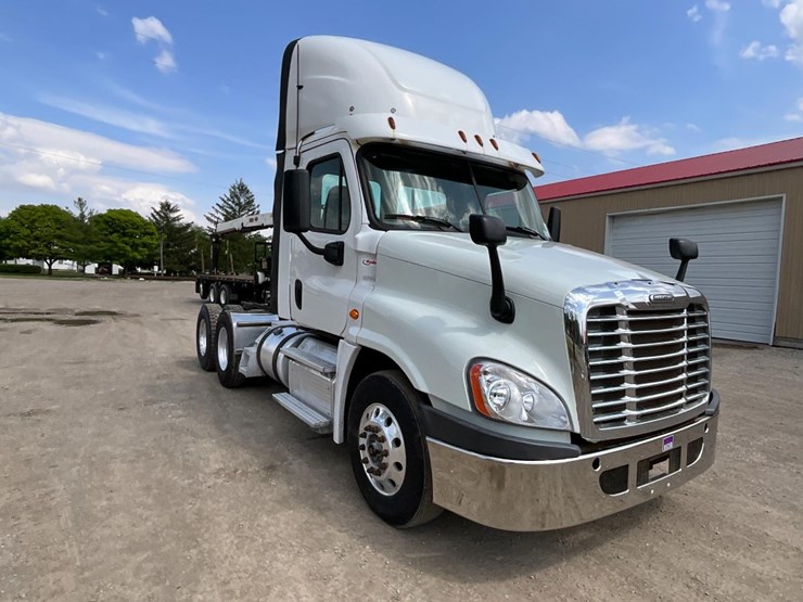 2016-freightliner-ca125-day-cab-image-6