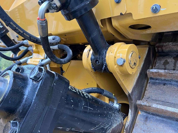 2022-caterpillar-d7-image-27