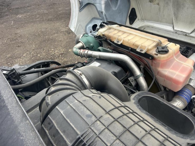 #1676-•-2015-volvo-vnl-day-cab-truck-tractor-image-51