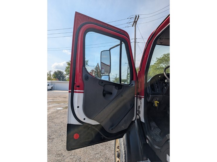 2015-freightliner-m2-106-image-18