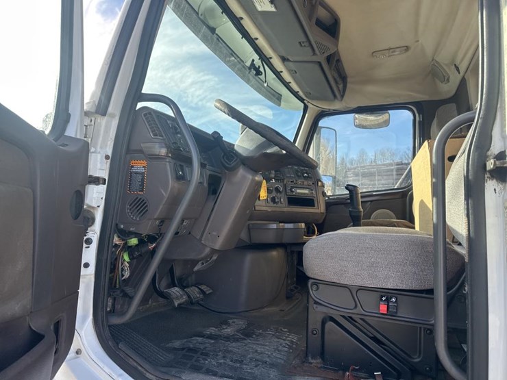 2011-volvo-10-image-23