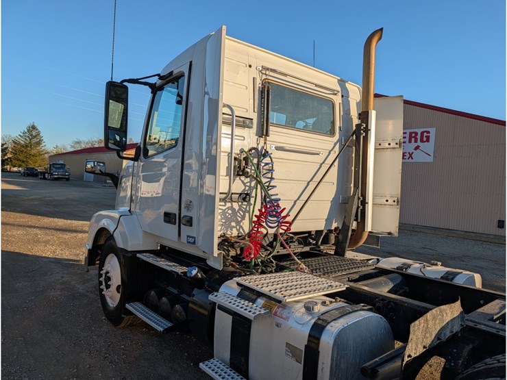 2015-volvo-vnl-day-cab-image-13