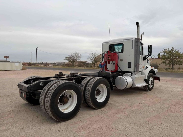2015-peterbilt-567-image-3