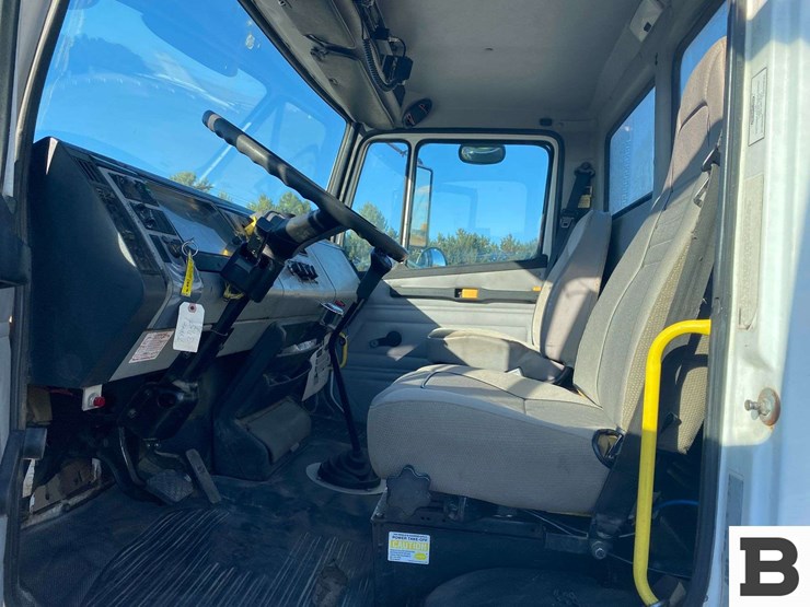 2002-freightliner-fl70-image-45