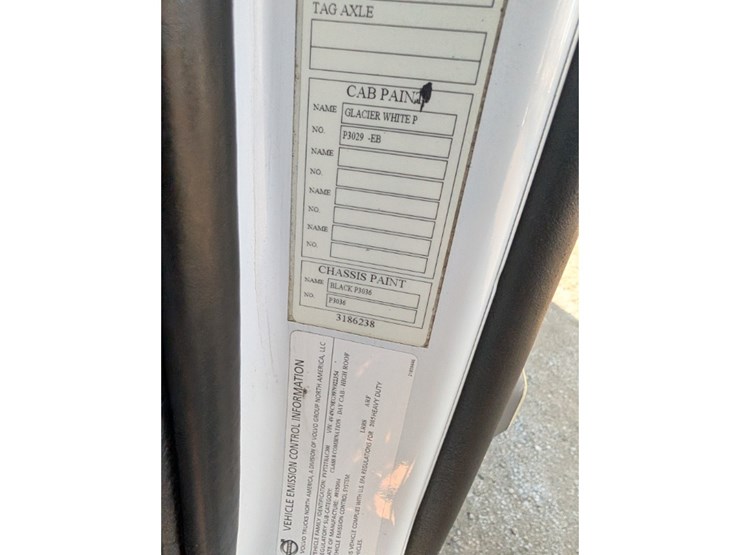 2015-volvo-vnl-day-cab-image-32