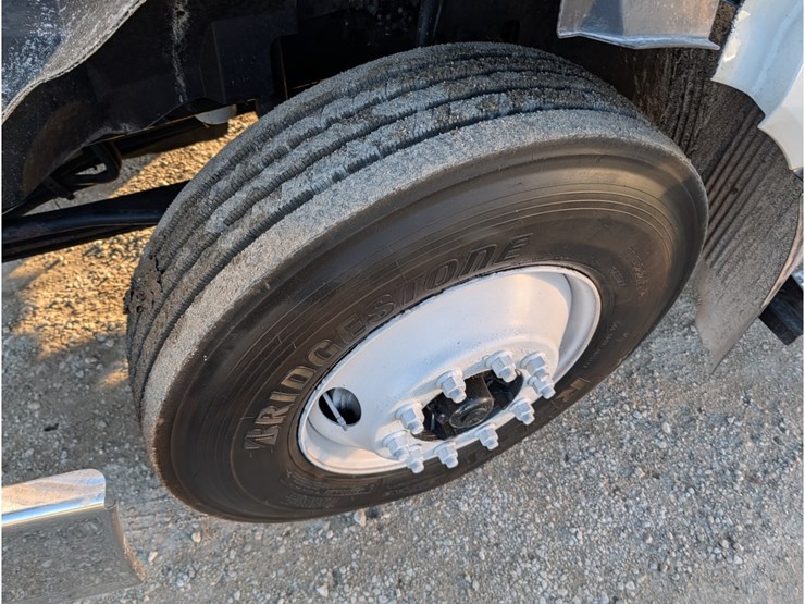 2015-volvo-vnl-day-cab-image-16