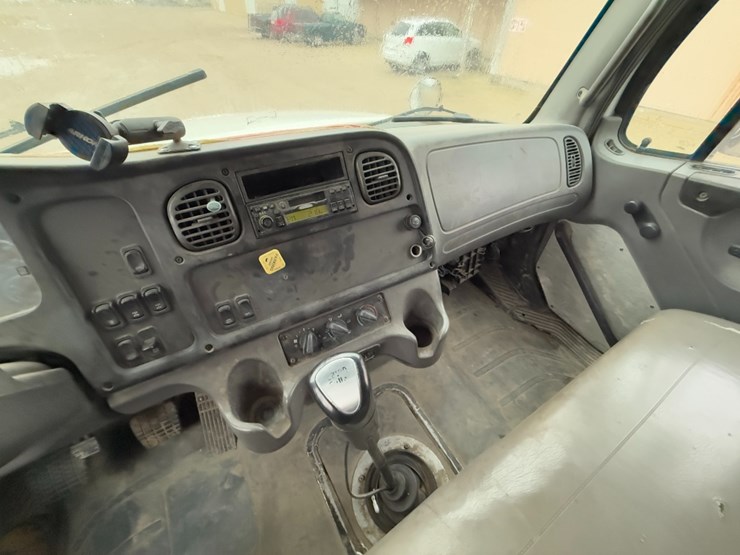 2006-freightliner-m2112-flatbed-image-14