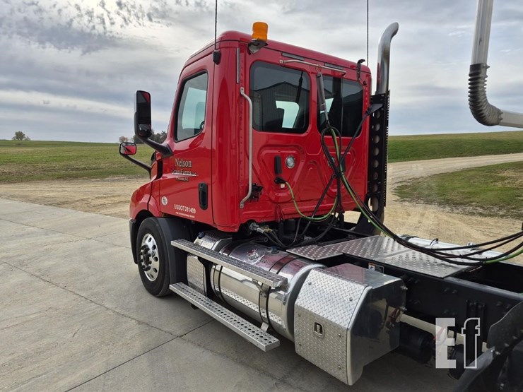 2018-freightliner-cascadia-116-image-16