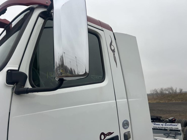 #1676-•-2015-volvo-vnl-day-cab-truck-tractor-image-76