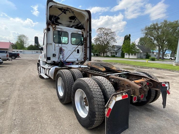 2016-freightliner-ca125-day-cab-image-15
