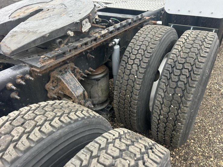 #1676-•-2015-volvo-vnl-day-cab-truck-tractor-image-19