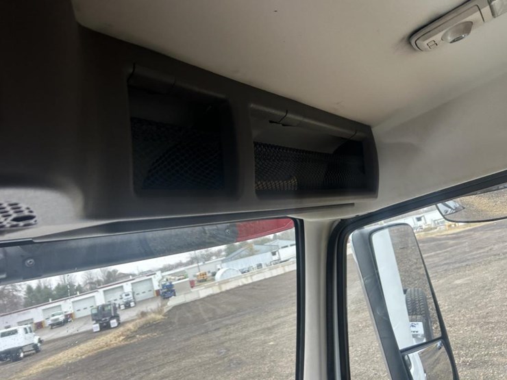 #1676-•-2015-volvo-vnl-day-cab-truck-tractor-image-40